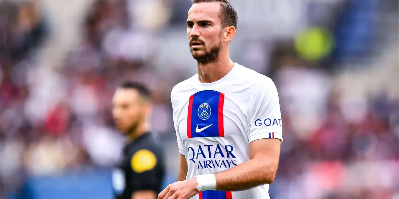 Fabian Ruiz, jugador del PSG, con su camiseta blanca y el escudo del club.