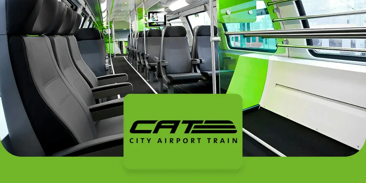 Wnętrze nowoczesnego pociągu CAT, czyli City Airport Train w Wiedniu. Jasne siedzenia i zielone akcenty tworzą przestronną atmosferę.