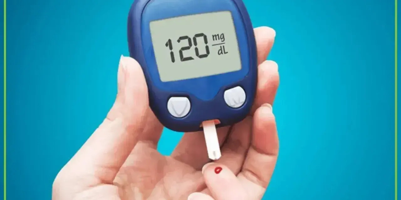 Pomiar glukozy glukometrem: 120 mg/dL. To ważny wskaźnik dla osób stosujących insulinę na czczo.