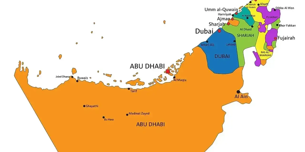 Mapa Zjednoczonych Emiratów Arabskich z zaznaczonymi regionami. Gdzie jest Dubaj? Widać go na niebiesko, obok Szardży i Abu Zabi.