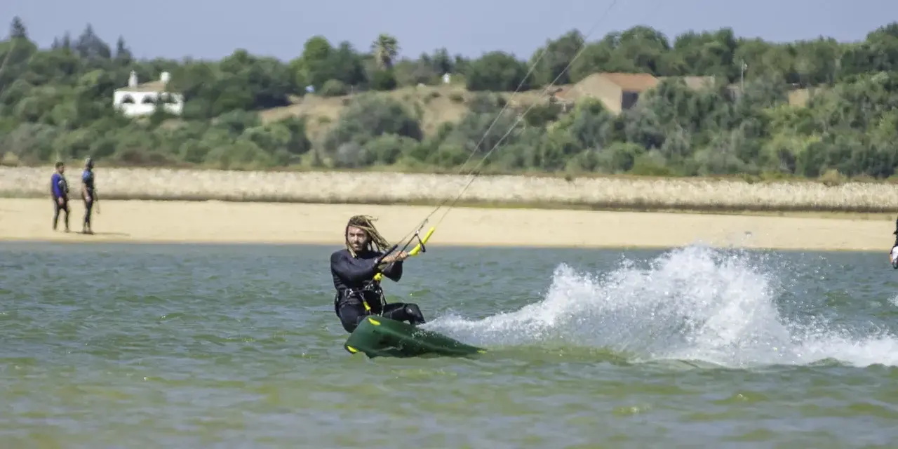 Kitesurfing Portugalia: Jak znaleźć idealny spot dla siebie?