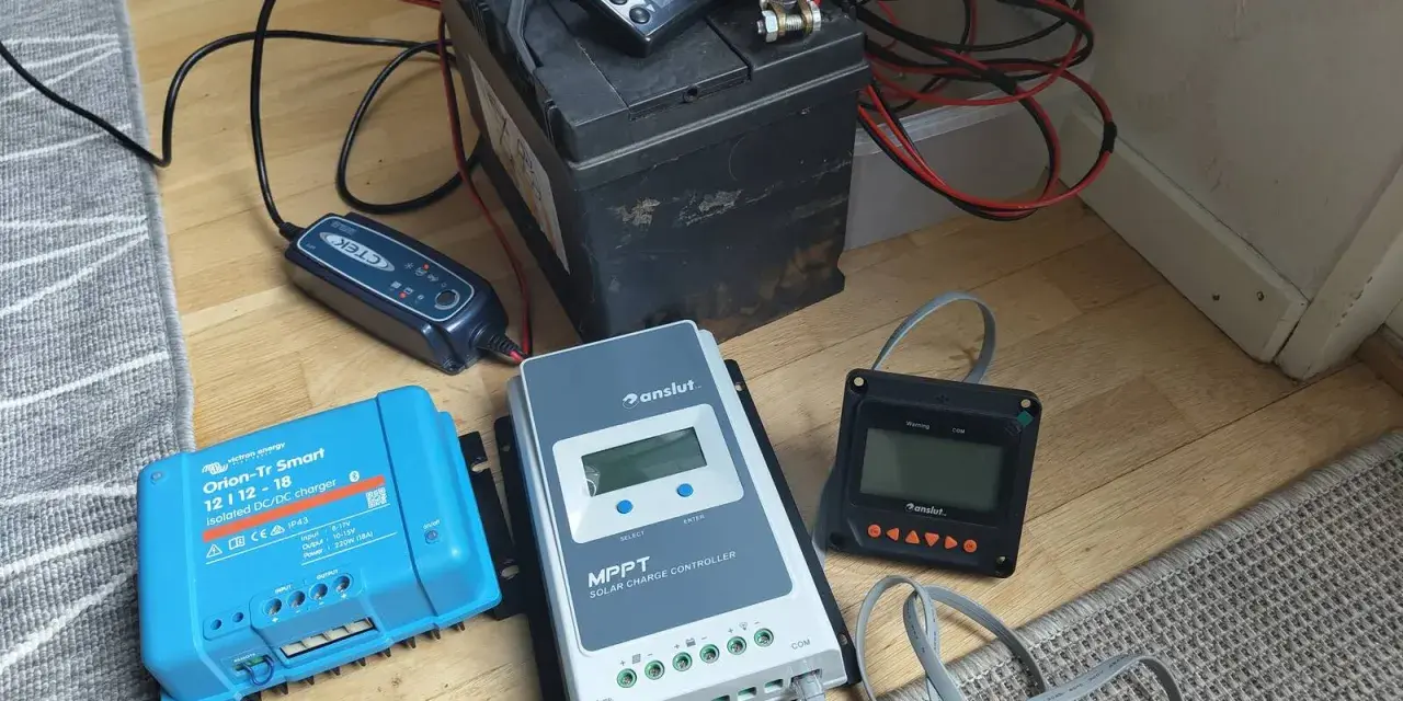 En batteriladdare och solcellsregulatorer kopplade till ett batteri. Var försiktig, ett kokande batteri är farligt.