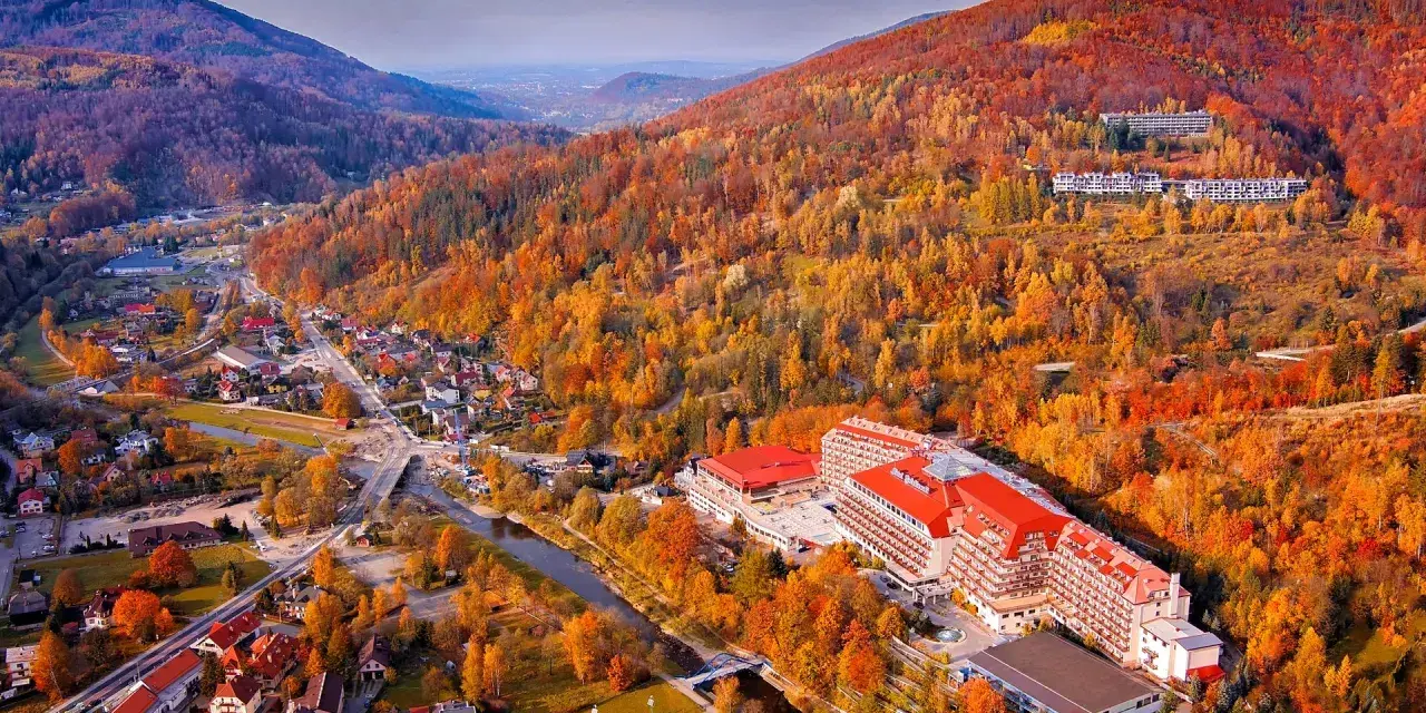 Malowniczy widok na hotel Gołębiowski w jesiennej odsłonie. Warto sprawdzić, ile gwiazdek ma Gołębiowski, bo widok zapiera dech!