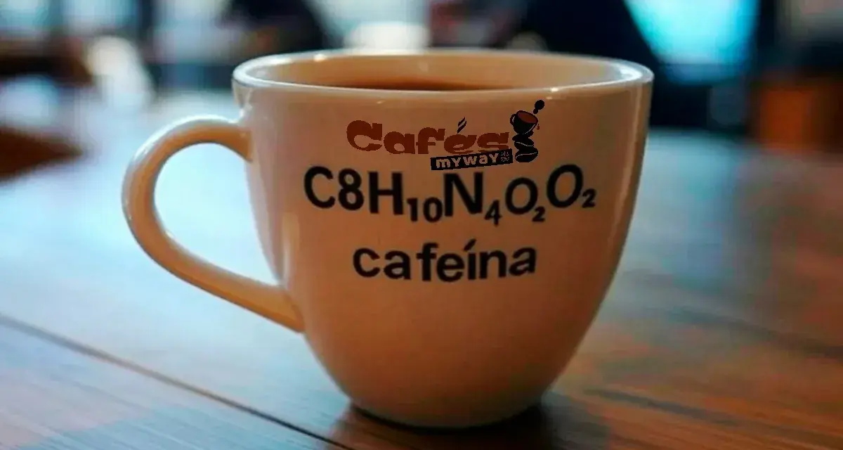 Taza de café blanca con la fórmula química de la cafeína y el texto "cafeína" impresos.