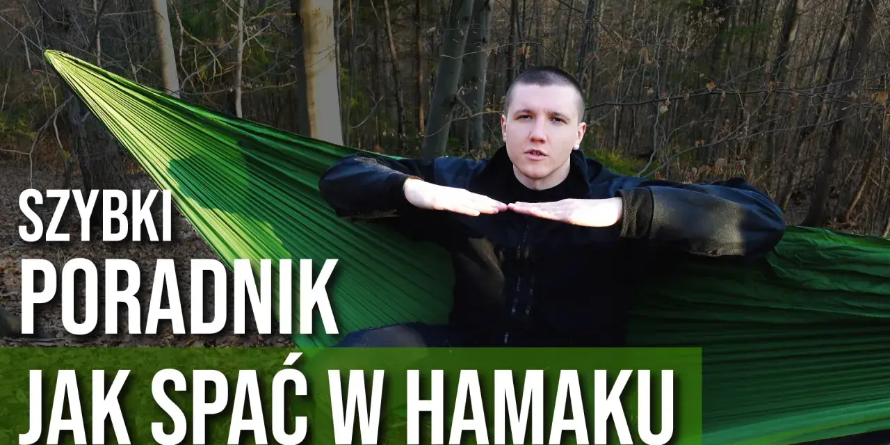 Mężczyzna w lesie pokazuje, jak prawidłowo wykonać mocowanie hamaka, by wygodnie spać w naturze.