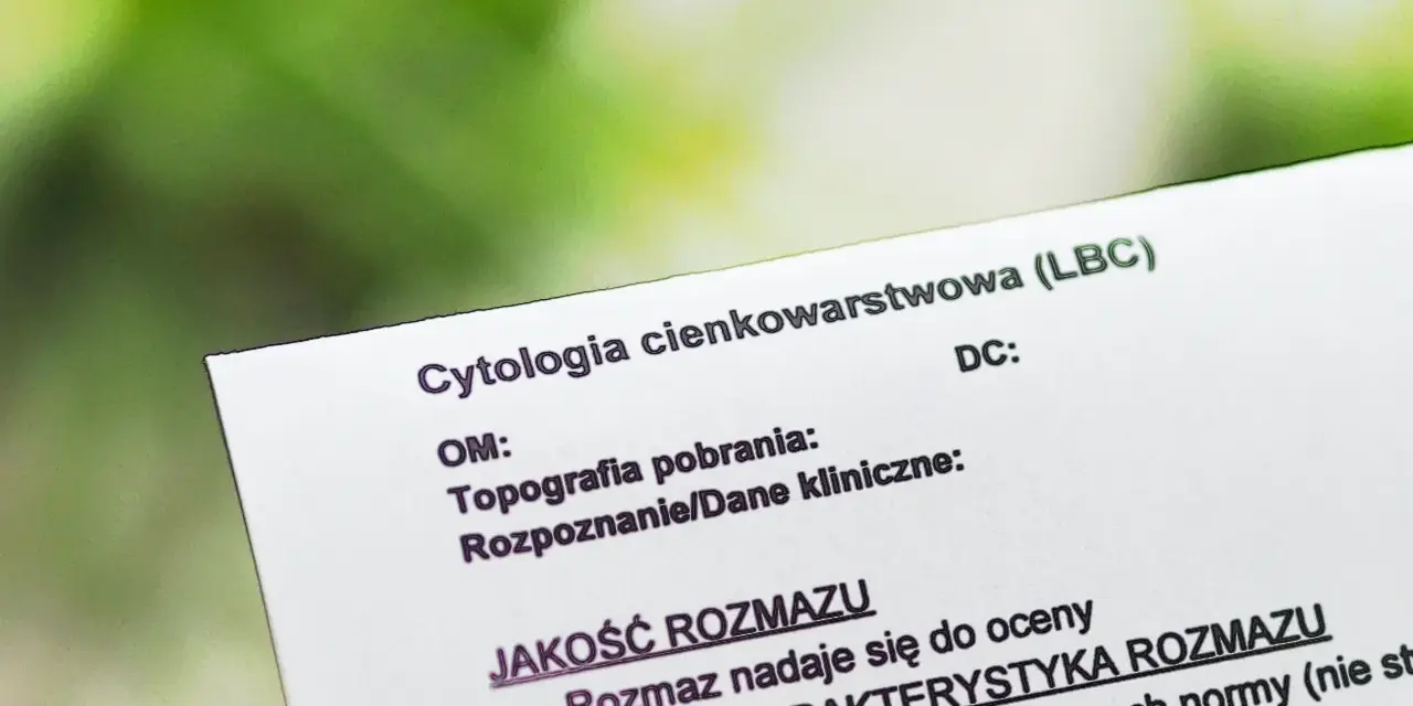 Wynik cytologii cienkowarstwowej (LBC). Dokument porównuje cytologię płynną a zwykłą, oceniając jakość rozmazu.