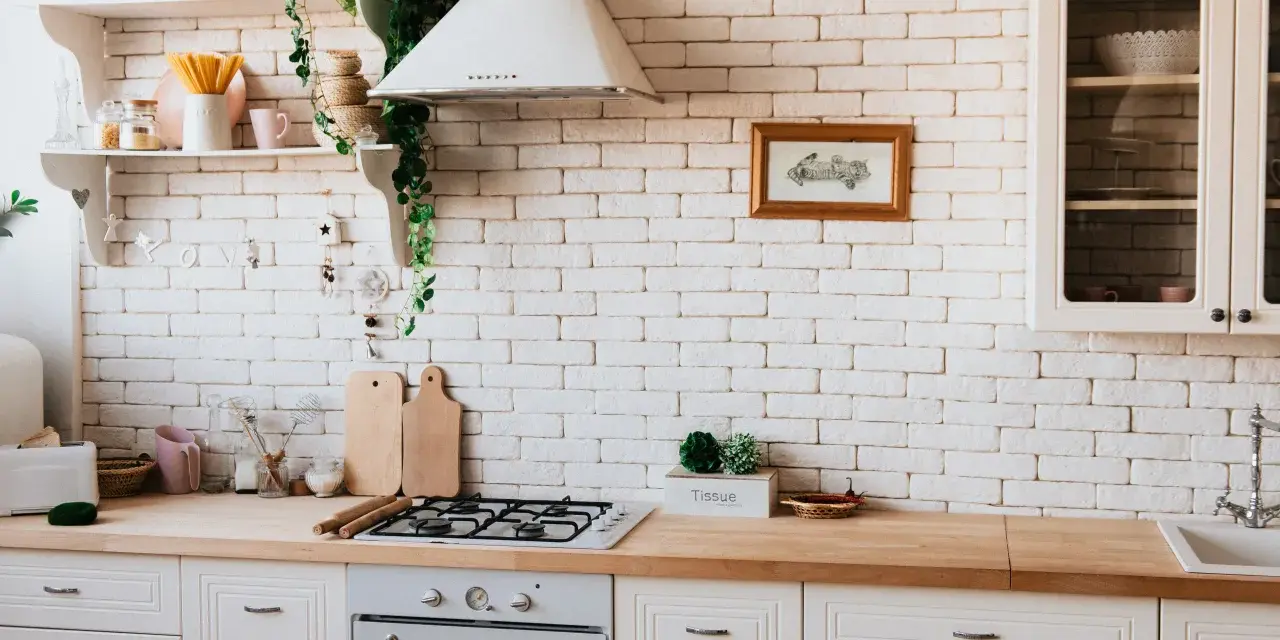 Co położyć między szafkami w kuchni? Wybierz idealny backsplash!