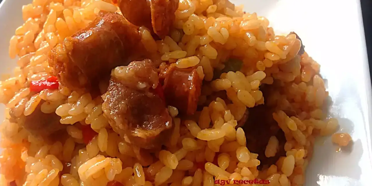 Arroz a la zamorana, un plato reconfortante con arroz, trozos de chorizo y pimientos rojos.