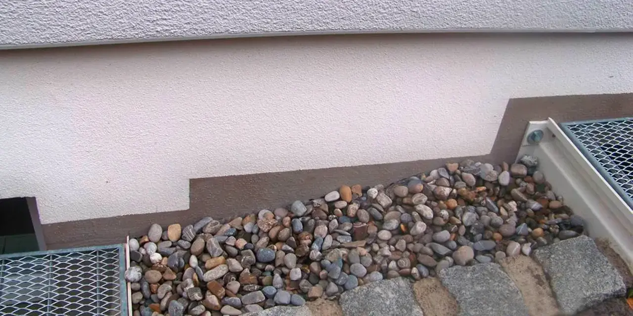 Kiesbett vor einer Hauswand, geschützt durch PCI Barraseal Turbo.
