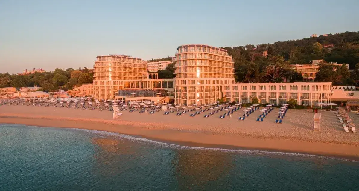Piękne hotele nad morzem w Świętym Konstantynie i Elenie. Idealne miejsce na wakacje, gdzie można zwiedzić plażę i odpocząć.