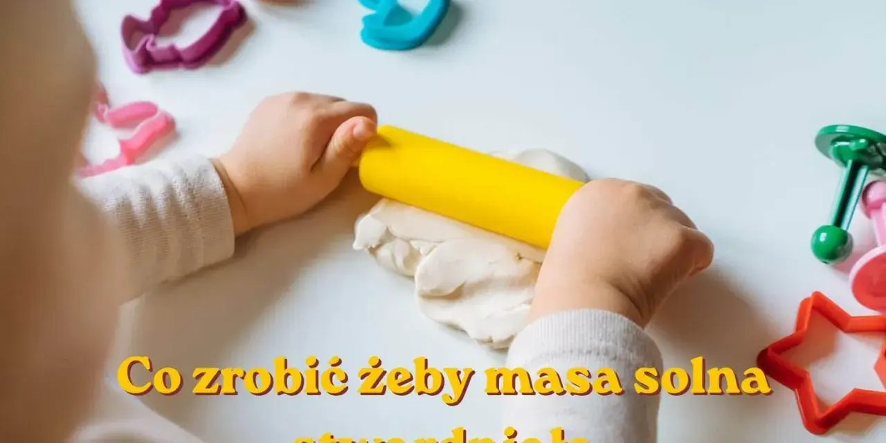 Dziecko wałkuje masę solną żółtym wałkiem. Wokół foremki do ciastek. Jak sprawić, by masa solna stwardniała?