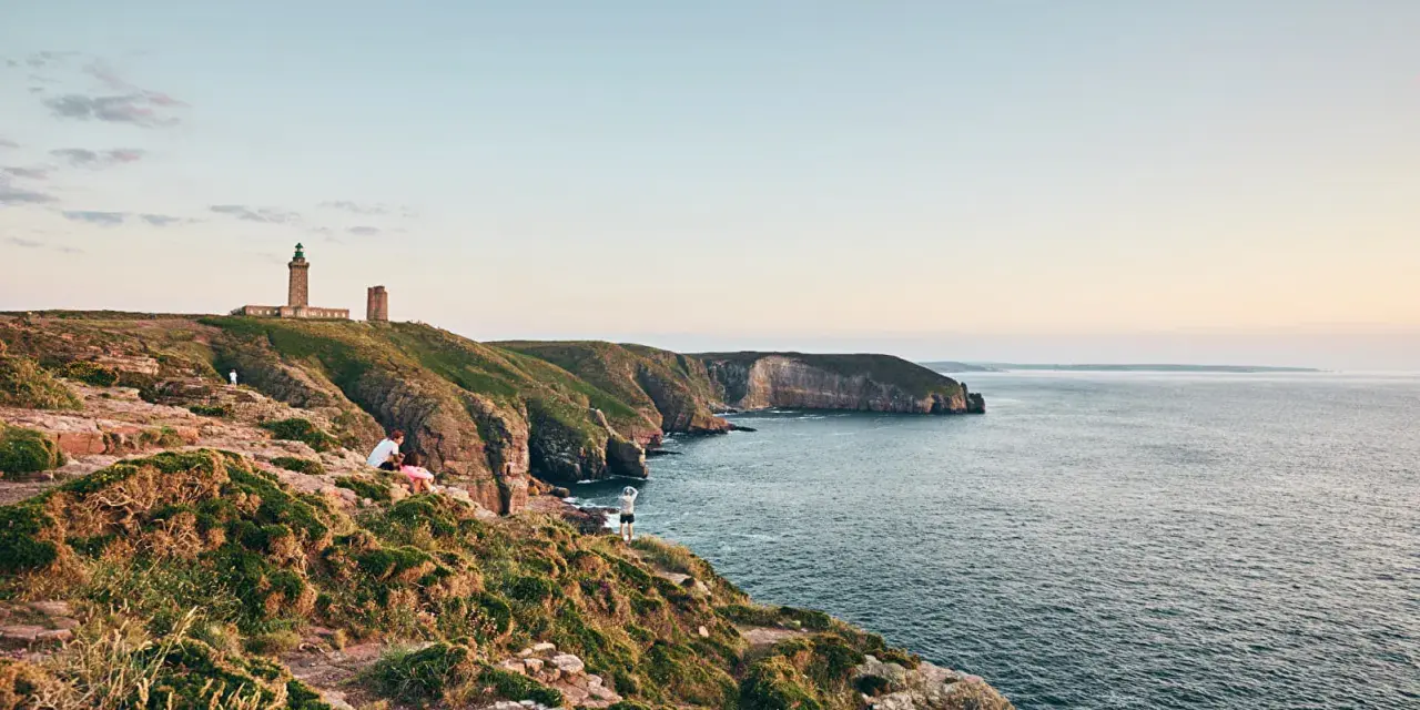 Vue panoramique sur le Cap Fréhel, avec son phare emblématique et les falaises bretonnes. Parfait pour une randonnée sur le GR 34.
