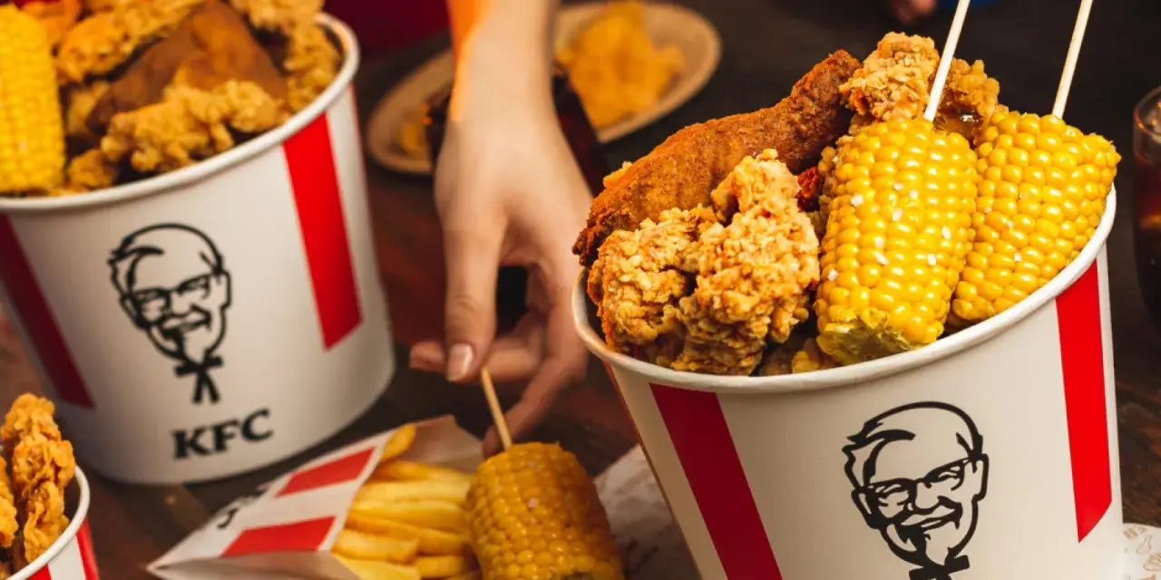 Kosz z kurczakiem KFC, frytki i kolby kukurydzy. Zastanawiasz się nad frytki KFC kcal?