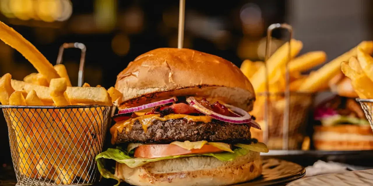 Jak zrobić idealnego burgera? Sekrety mistrza w Twojej kuchni