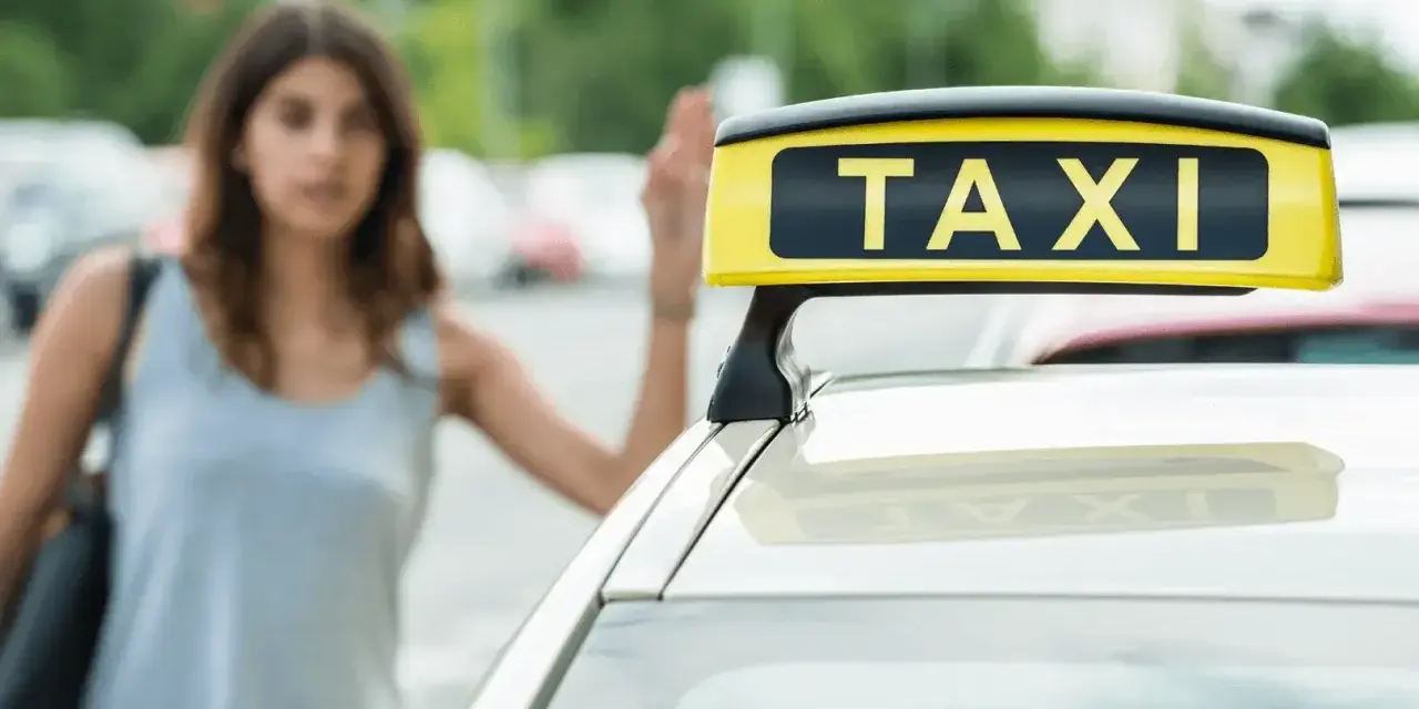 Frau winkt einem Taxi für eine kurze Strecke.