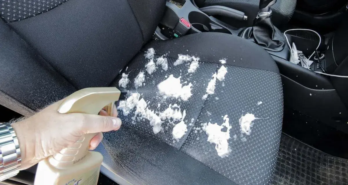 Jak skutecznie wyczyścić tapicerkę w aucie? Poradnik DIY