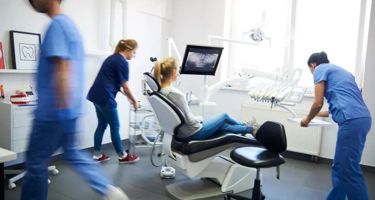 Czym się różni dentysta od ortodonty i kiedy ich potrzebujesz?