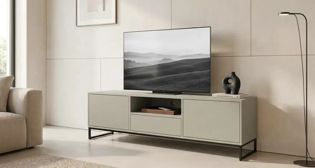 Nowoczesna nadstawka rtv z telewizorem i dekoracjami, tworząca stylową przestrzeń w salonie.
