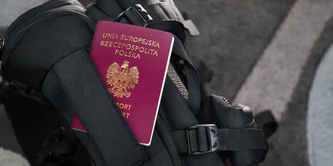 Gotowy do podróży? Paszport z lubelskiego urzędu wojewódzkiego w Lublinie, oddział ds. paszportów, czeka w plecaku.