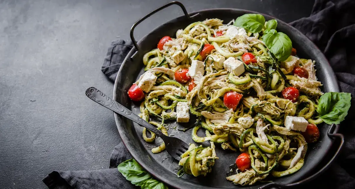 Zucchinipasta med kyckling, tomater och fetaost. Ett perfekt protein recept för en lätt och god måltid.