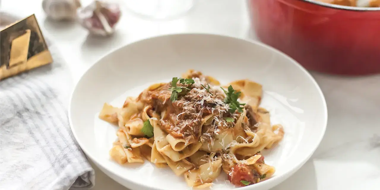 Tagliatelle z grzybami przepis. Pyszny makaron z bogatym sosem grzybowym, posypany parmezanem i świeżą natką pietruszki.