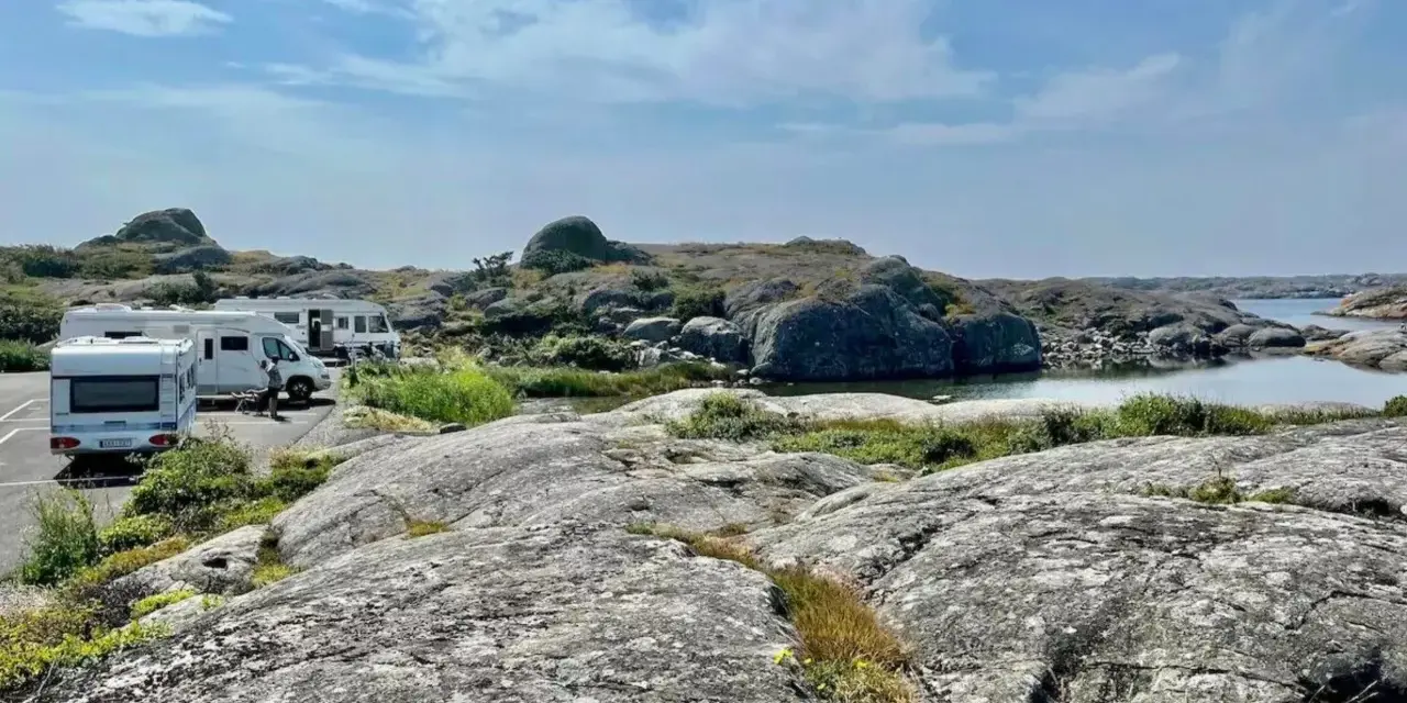 Husbilscamping vid en klippig kust, en perfekt plats för en **turista i Skåne** som söker lugn och natur.