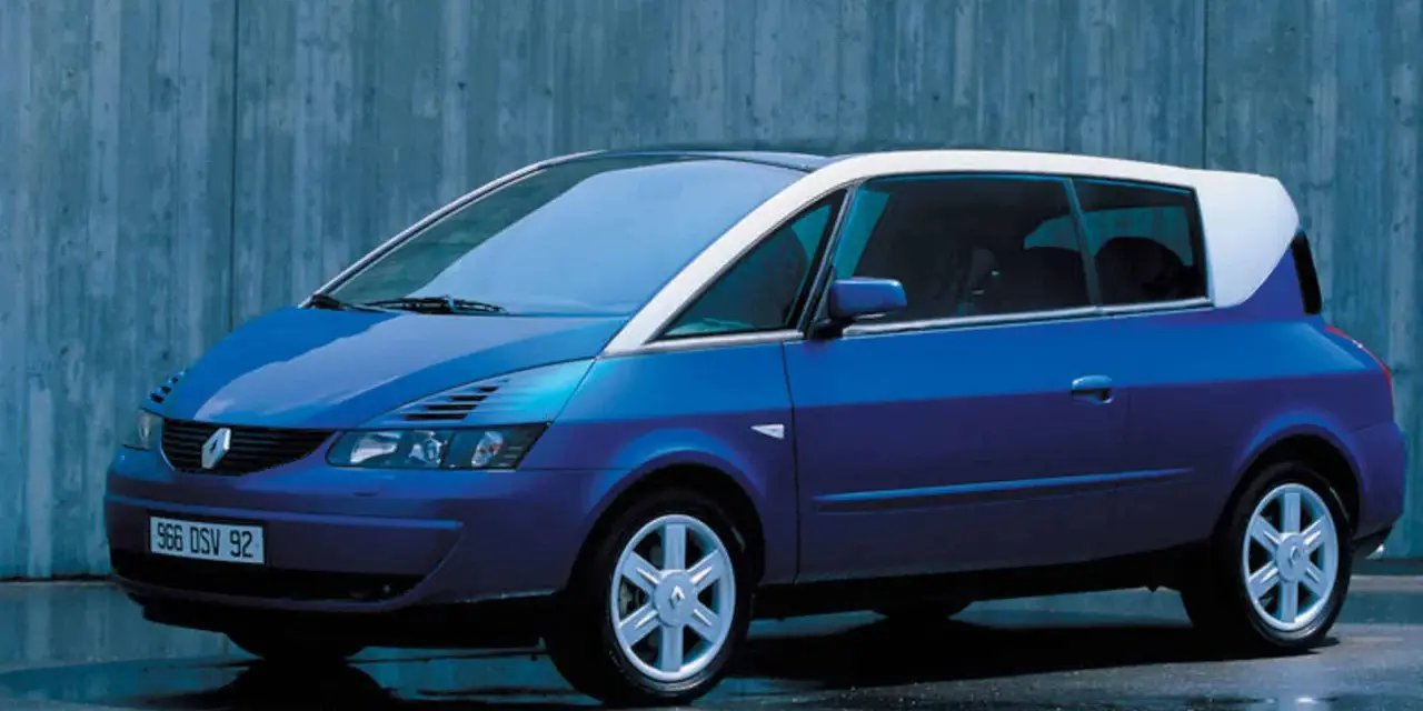 Niebieski Renault Avantime z białym dachem, stojący na tle betonowej ściany.