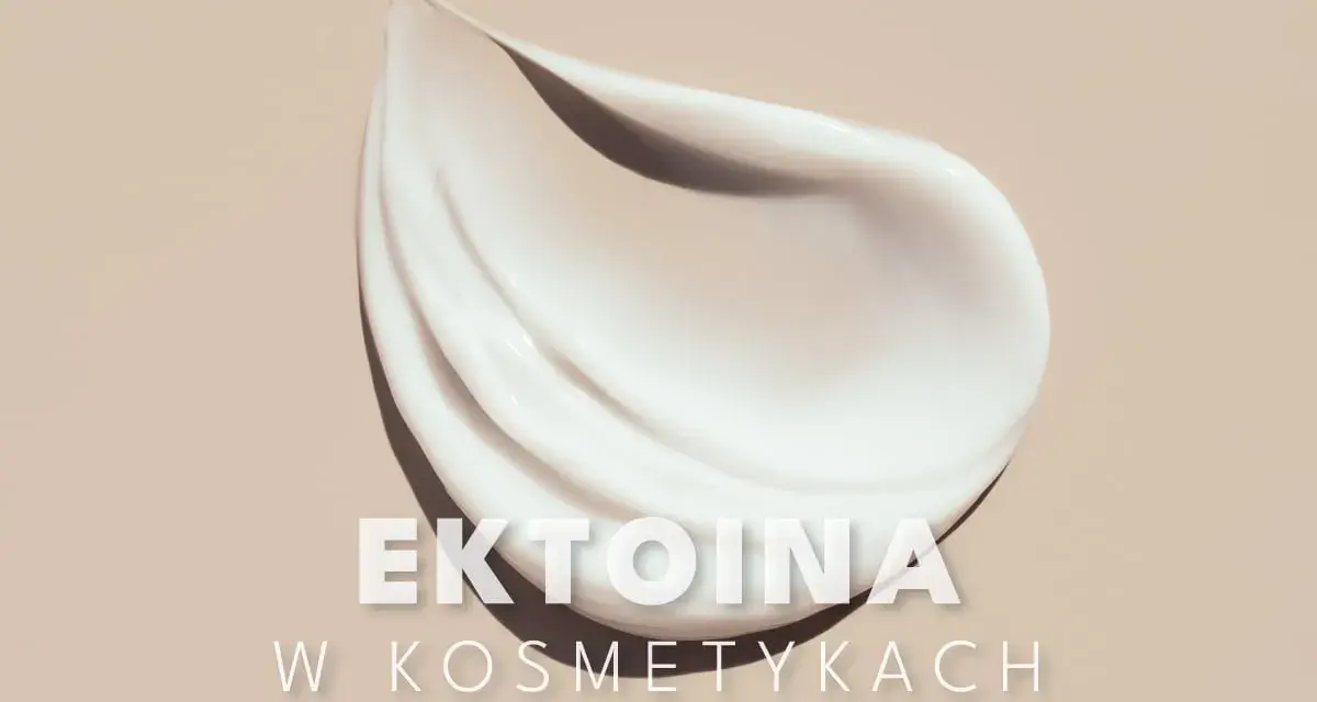 Smuga białego kremu kosmetycznego na beżowym tle z napisem "EKTOINA W KOSMETYKACH".
