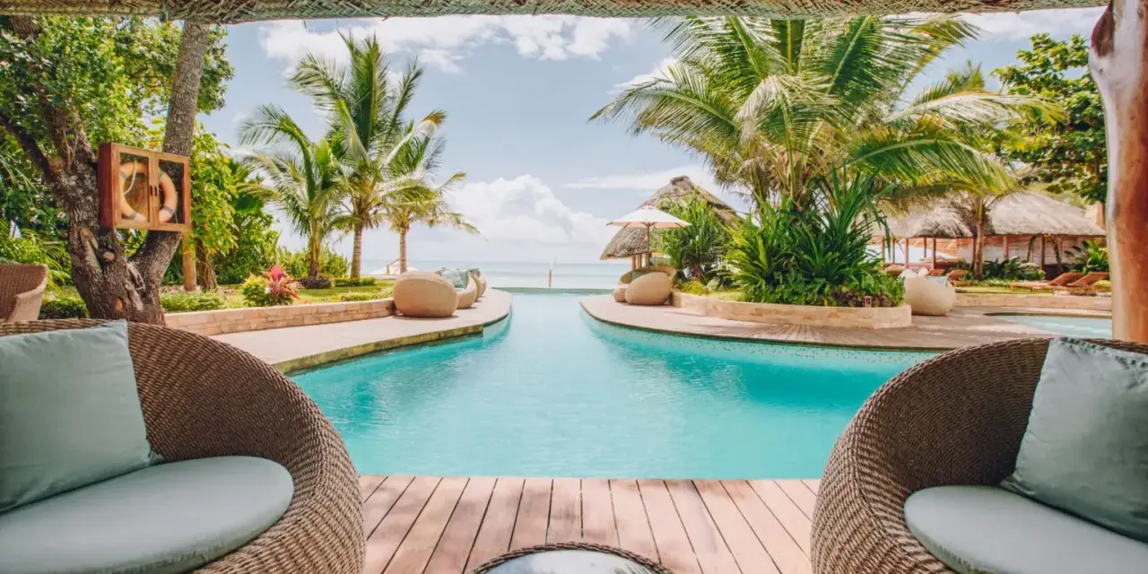 Relaks przy basenie z widokiem na ocean. Idealne miejsce, by zastanowić się, gdzie na Zanzibar.