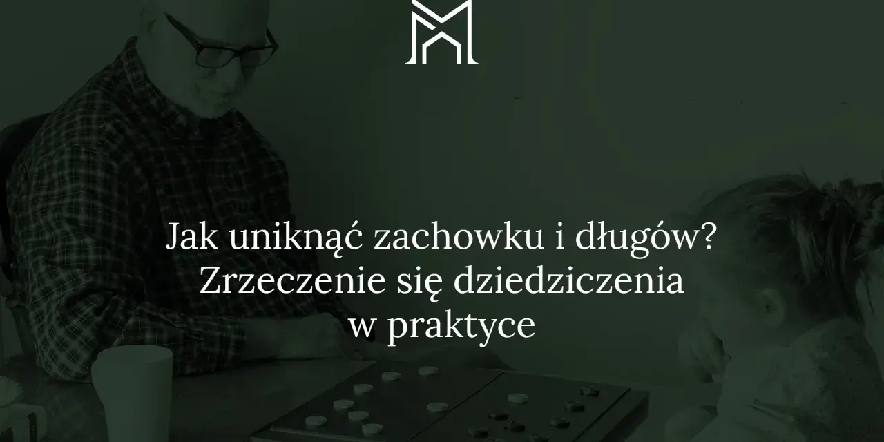 Dziadek i wnuczka grają w warcaby. Tekst: "Jak uniknąć zachowku i długów? Zrzeczenie się dziedziczenia w praktyce".