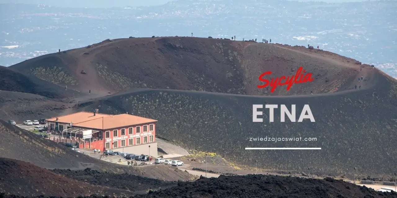 Wulkan Etna na Sycylii, z charakterystycznym budynkiem i turystami na zboczu. Odkryj niezwykłe walory przyrodnicze Włoch.