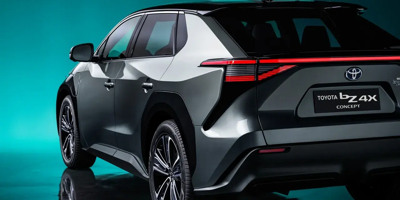 Tył samochodu Toyota bZ4X Concept na tle turkusowego tła.