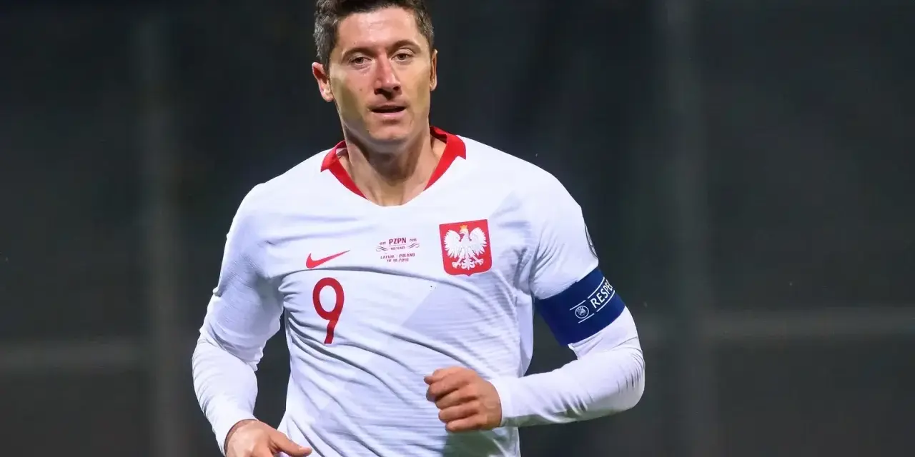 Piłkarz reprezentacji Polski Robert Lewandowski w białej koszulce z numerem 9.
