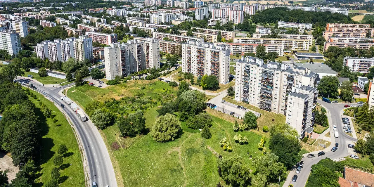 Jak dojechać do osiedla Tysiąclecia w Krakowie – proste trasy i porady