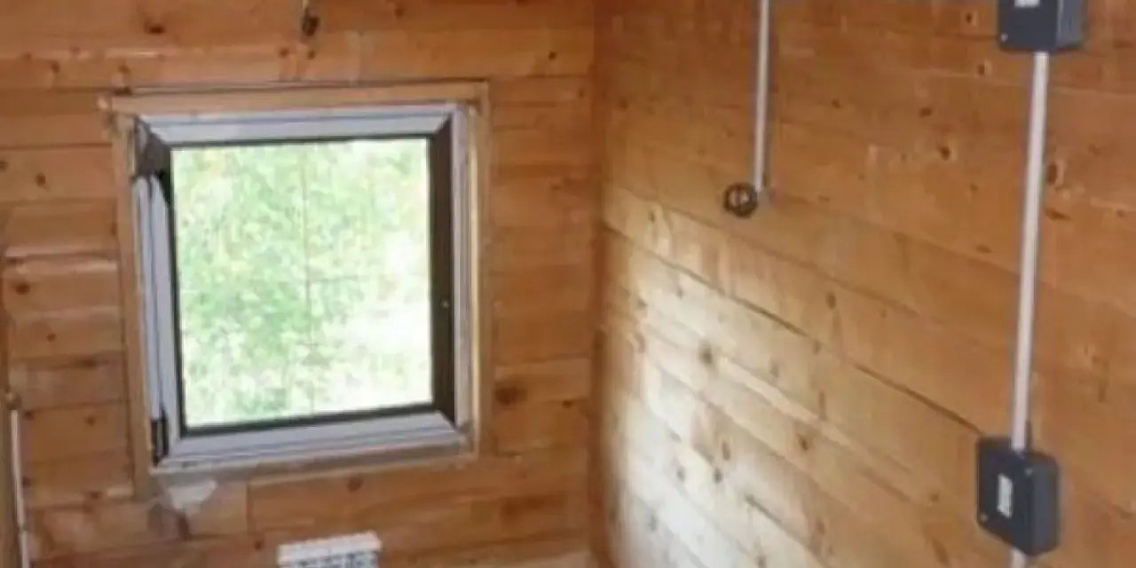 Jak rozprowadzić instalację elektryczną w domu drewnianym bezpiecznie i zgodnie z normami
