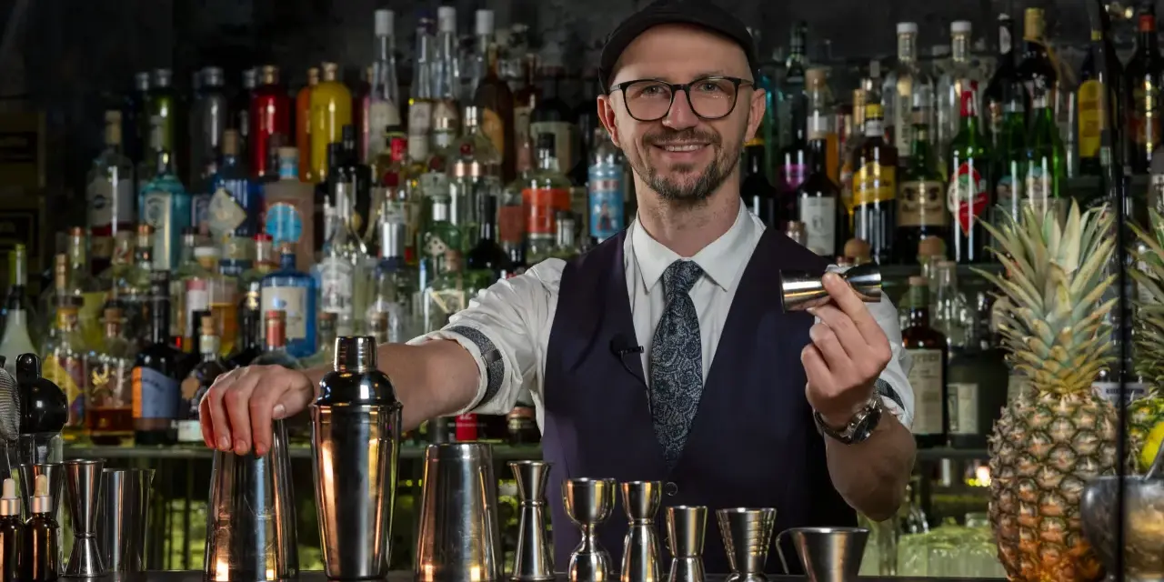 Ile zarabia barman w klubie? Nawet 12 000 zł miesięcznie!