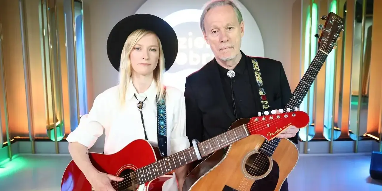 Agata Karczewska, jak "dark horse", z gitarą w dłoni, obok partnera muzycznego.