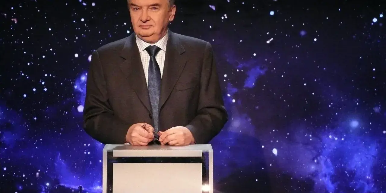 Mężczyzna w garniturze stoi na tle kosmicznego nieba. Czy jest on jeden z dziesięciu o której?