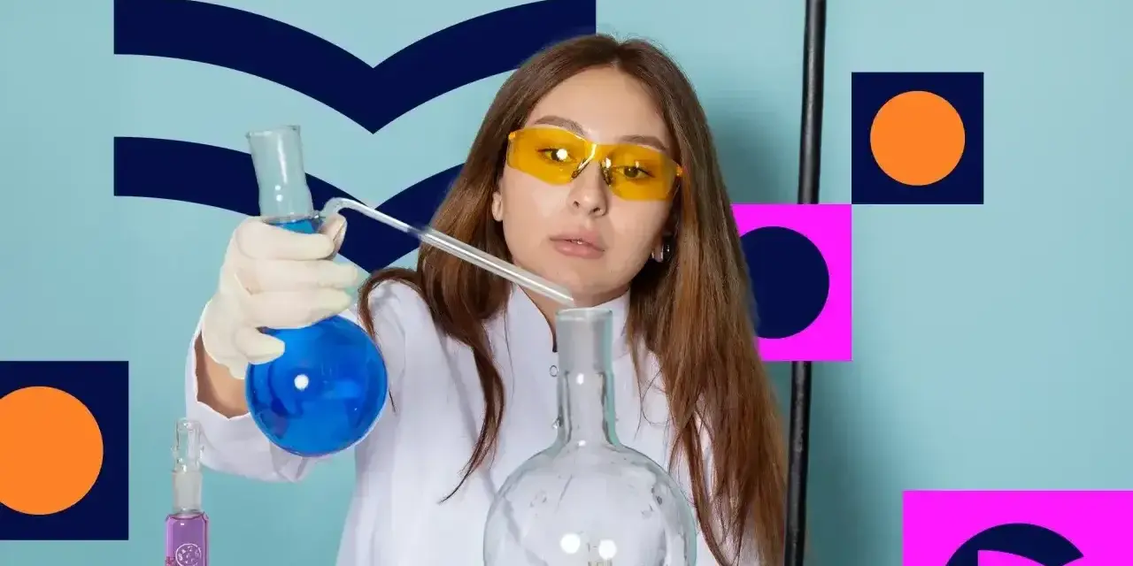 Dziewczyna w okularach ochronnych i białym fartuchu miesza płyny w probówkach. Zastanawia się, co po biol chemie.