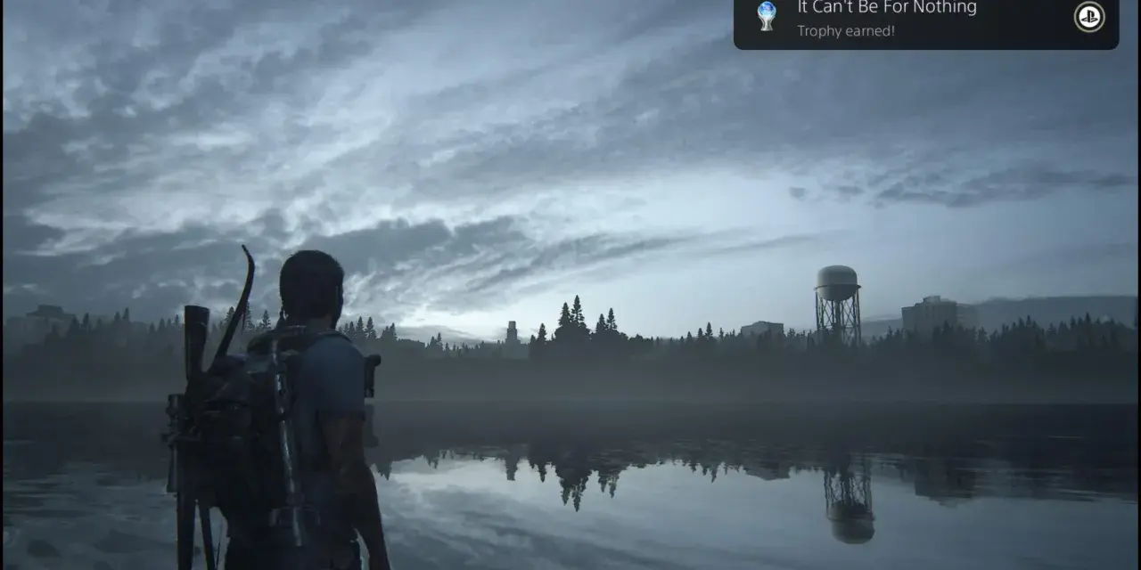 Joel mira un lago tranquilo, con un cartel de "Platino The Last of Us Parte 1" flotando.