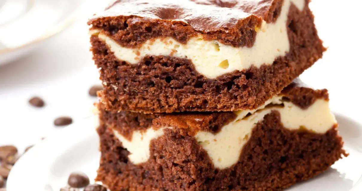 Szybkie ciasto z twarogiem, czekoladowe brownie z kremową warstwą serową, idealne na deser.