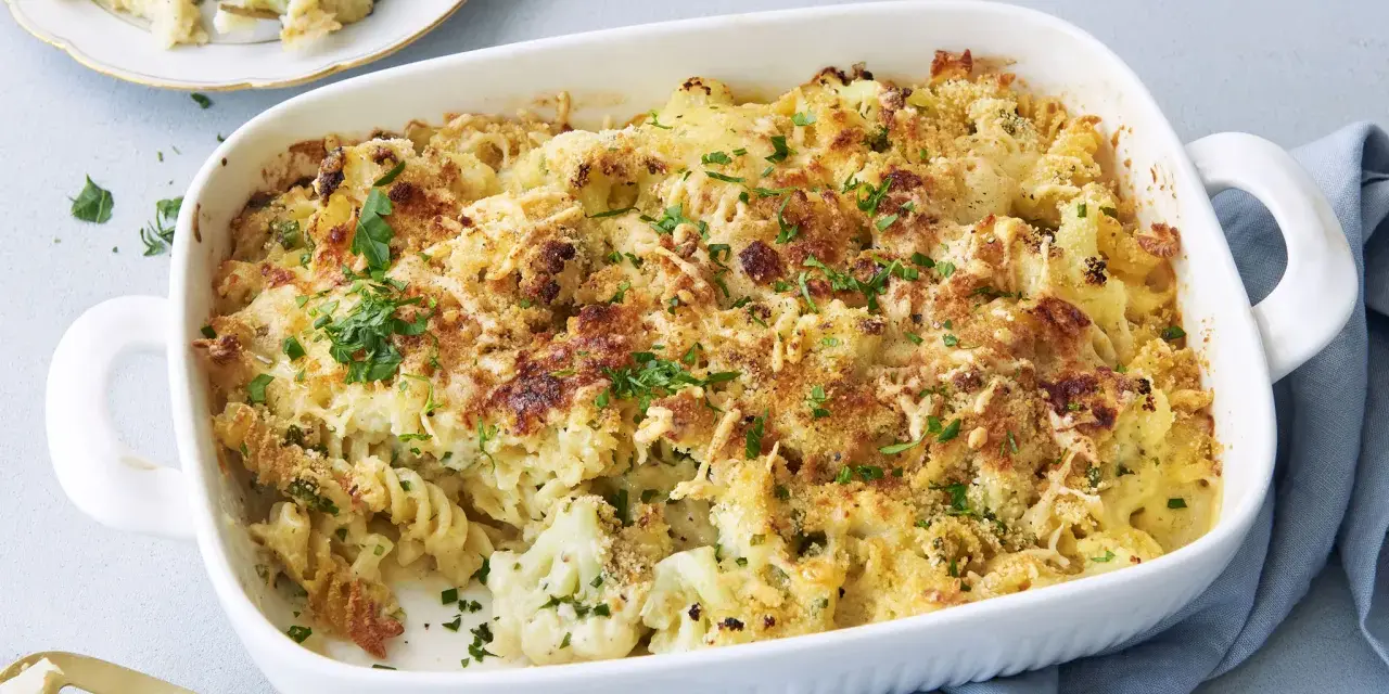Ein goldbrauner blumenkohl nudel auflauf mit Käse überbacken und frischer Petersilie garniert, bereit zum Servieren.