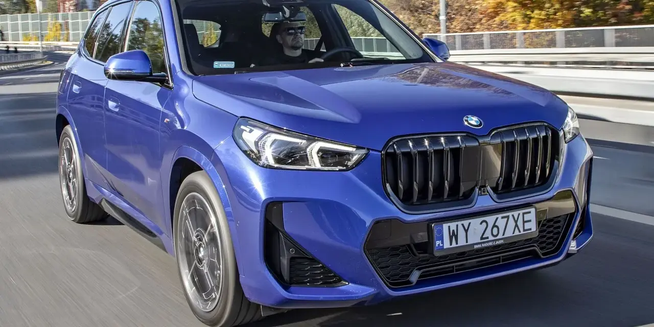 Niebieskie BMW X1 w ruchu drogowym. Sprawdź aktualną bmw x1 cena i dostępne konfiguracje.