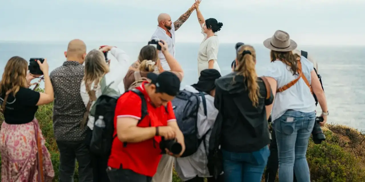 Para młoda tańczy na klifie, a wokół niej grupa fotografów dokumentuje ten wyjątkowy moment, jakby to była piosenka na oczepiny.