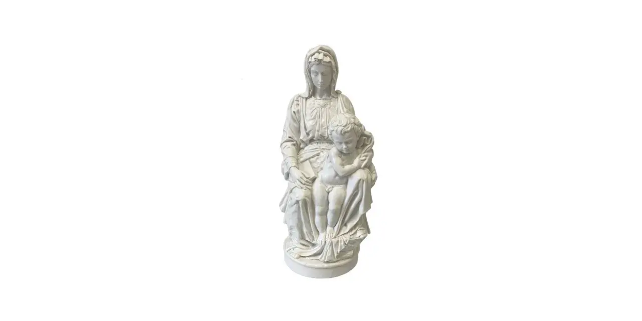Biała rzeźba przedstawia Madonnę z Dzieciątkiem, inspirowana dziełem "Madonna z Brugii".