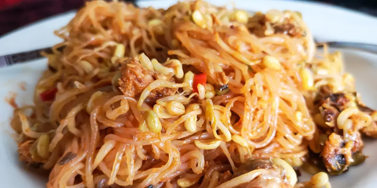 Pyszny makaron konjac z kiełkami fasoli mung i chili. Niskokaloryczna uczta!