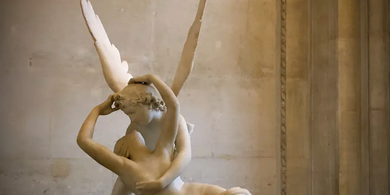 Sculpture de marbre représentant Psyché ranimée par l'amour, un baiser passionné qui redonne vie.