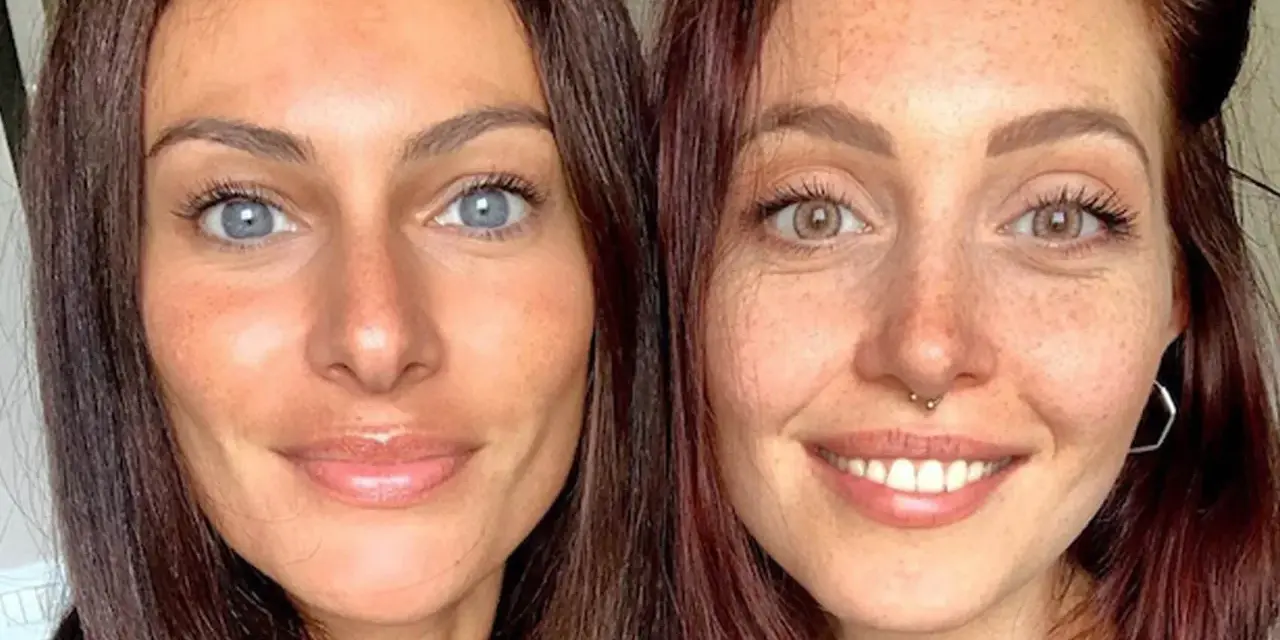 Due volti vicini, uno con occhi azzurri e pelle abbronzata, l'altro con occhi nocciola e lentiggini. I colori autunno armocromia esaltano la loro bellezza naturale.