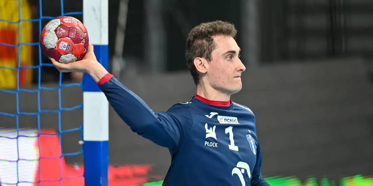 Piłkarz ręczny Adam Morawski z piłką w dłoni, gotowy do rzutu.