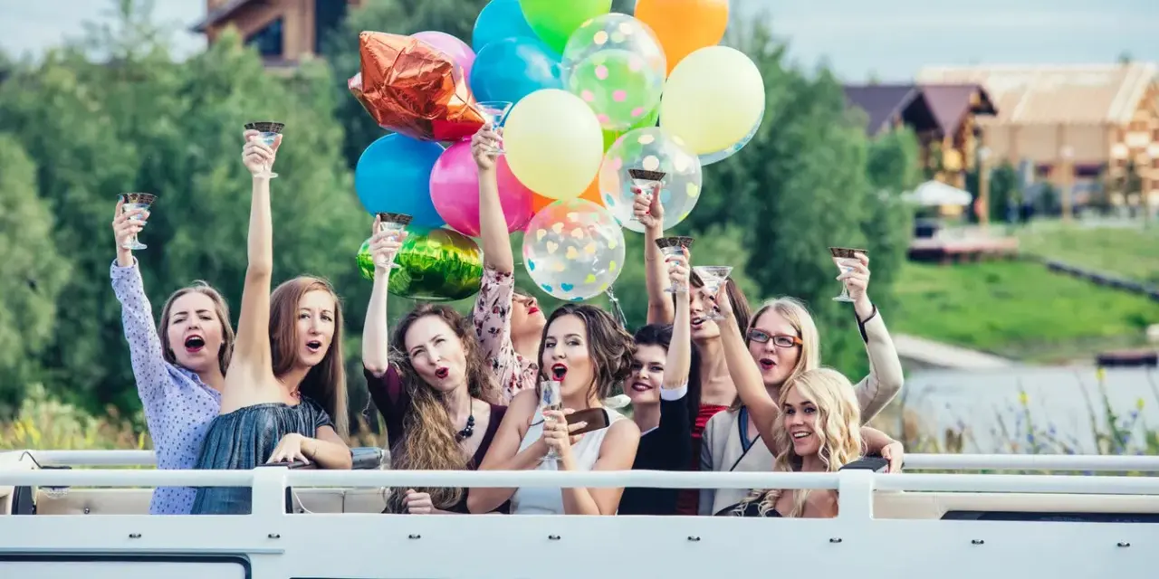 Radosne kobiety z kieliszkami i balonami świętują wieczór panieński. Mnóstwo kolorowych niespodzianek na wieczór panieński!